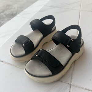 Trendy and cute lightweight sandals size 6 W or EUR 36